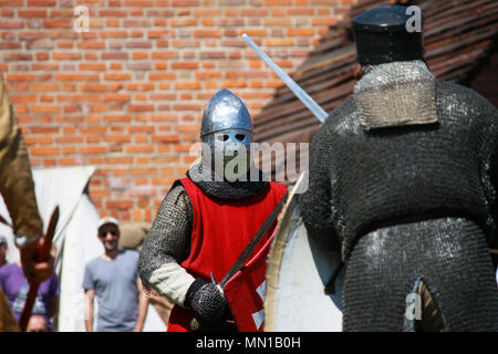 Czersk, Polonia. 13 Maggio, 2018. Cavalieri combattendo sul torneo nel castello di Czersk, a sud di Varsavia, Polonia Foto Stock