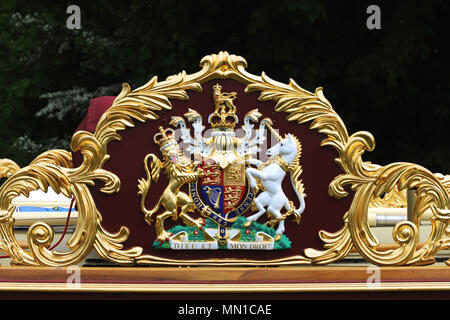 Londra, Regno Unito. 13 Maggio, 2018. La stemma reale sulla regina della chiatta " Vincenzo". Credito: Michael Preston/Alamy Live News Foto Stock