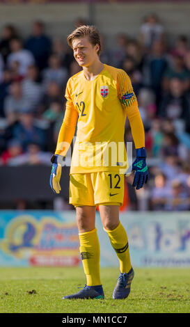 Pirelli - Pirelli Stadium, Burton-su-Trent, Regno Unito. 13 Maggio, 2018. La UEFA Under 17 Campionati Europei, quarti di finale, Norvegia U17s rispetto a Inghilterra U17s; Norvegia portiere Rasmus Sandberg durante il match Credito: Azione Sport Plus/Alamy Live News Foto Stock
