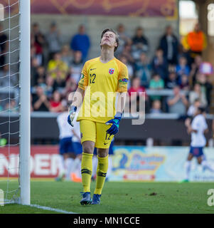 Pirelli - Pirelli Stadium, Burton-su-Trent, Regno Unito. 13 Maggio, 2018. La UEFA Under 17 Campionati Europei, quarti di finale, Norvegia U17s rispetto a Inghilterra U17s; Norvegia portiere Rasmus Sandberg guarda e grida dopo Xavier Amaechi di Inghilterra ha segnato passato lui in 49minuti (0-2) al credito: Azione Plus sport/Alamy Live News Foto Stock