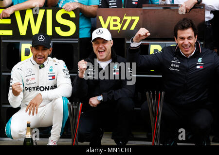 Barcellona, Spagna. 13 maggio, il circuito de Barcelona, Barcelona, Spagna; spagnolo di FORMULA ONE Grand Prix, la domenica giorno di gara; Lewis Hamilton, Valtteri Bottas e Toto Wolff, direttore esecutivo della Mercedes GP la Mercedes-AMG-Petronas Formula One Team celebra la vittoria Credit: Azione Plus immagini di sport/Alamy Live News Foto Stock