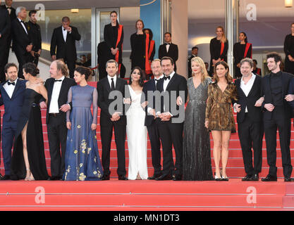Cannes, Francia. 13 Maggio, 2018. 13 maggio 2018 - Cannes, Francia: Mélanie Doutey, Philippe Katerine, Noee abita, Guillaume Canet, Leila Bekhti, Benoît Poelvoorde, Gilles Lellouche e Virginie Efira, Marina Fois frequentare il 'Sinchiostro o nuotare' premiere durante la settantunesima Cannes film festival. Credito: Fotografia Idealink/Alamy Live News Foto Stock