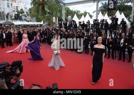 Cannes, Francia. 13 Maggio, 2018. 13 maggio 2018 - Cannes, Francia: i modelli di moda frequentare il 'Sinchiostro o nuotare' premiere durante la settantunesima Cannes film festival. Credito: Fotografia Idealink/Alamy Live News Foto Stock