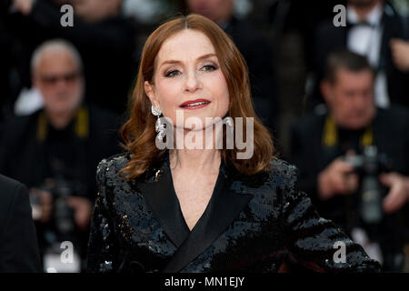 Cannes, Francia. 13 Maggio, 2018. Isabelle Huppert assiste lo screening di 'Sinchiostro o nuotare (Le Grand Bain)' durante la settantunesima annuale di Cannes Film Festival presso il Palais des Festivals il 13 maggio 2018 a Cannes, Francia Credito: BTWImages/Alamy Live News Foto Stock