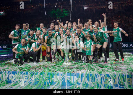 Budapest, Ungheria. 13 Maggio, 2018. I giocatori di Gyori Audi ETO KC di Ungheria celebrare la loro vittoria in EHF donna finale di Champions League quattro concorrenza a Budapest Sports Arena a Budapest, in Ungheria, il 13 maggio 2018. Gyori Audi ETO KC beat in Macedonia Vardar HC 27-26 nella partita finale. Credito: Attila Volgyi/Xinhua/Alamy Live News Foto Stock