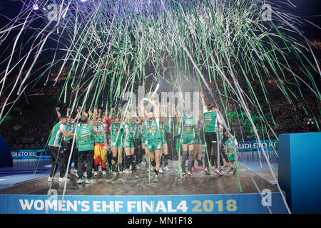 Budapest, Ungheria. 13 Maggio, 2018. I giocatori di Gyori Audi ETO KC di Ungheria celebrare la loro vittoria in EHF donna finale di Champions League quattro concorrenza a Budapest Sports Arena a Budapest, in Ungheria, il 13 maggio 2018. Gyori Audi ETO KC beat in Macedonia Vardar HC 27-26 nella partita finale. Credito: Attila Volgyi/Xinhua/Alamy Live News Foto Stock