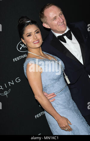 Cannes, Francia. 13 Maggio, 2018. Salma Hayek Pinault e CEO di Kering Francois-Henri Pinault arriva al 'Kering donne in movimento Awards' domenica 13 maggio 2018 come parte della settantunesima International Cannes Film Festival che si tiene a Place de la Castre, Cannes. Nella foto: Salma Hayek Pinault , Francois-Henri Pinault. Foto di Julie Edwards. Credito: Julie Edwards/Alamy Live News Foto Stock