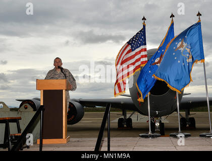 Master Chief Sgt. Winfield Hinkley, il quindicesimo comandante del Paul H. Lankford arruolato militare professionale centro educativo, parla di Airman leadership agli studenti della scuola da un velivolo gruccia sul McGhee Tyson Air National Guard Base in Tennessee dell'est, 7 Agosto, 2017, durante i loro banchetti di laurea. Il capo di Hinkley recentemente arrivati presso la Air National Guard's I.G. Brown della formazione e dell'istruzione centro per il comandante l'assegnazione dopo servendo con l'Alaska Air National Guard. (U.S. Air National Guard foto di Master Sgt. Jerry D. Harlan) Foto Stock