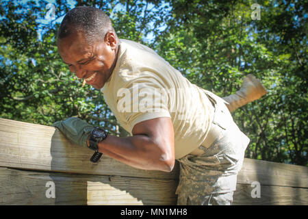 La riserva di esercito soldato Capt. Troy Johnson, strutture ingegnere, 335a comando di segnalazione (teatro), si arrampica su una parete durante una corsa a ostacoli su base comuneGuire-Dix Mc-Lakehurst, New Jersey, e il agosto 9. Più di 100 esercito di soldati di riserva da 335sc (T) Sede in East Point, Georgia sono alla base conduce una varietà di esercizi di formazione come parte dell'unità di addestramento annuale. (Gazzetta U.S riserva di esercito foto di Spc. Matthew E. Drawdy) Foto Stock