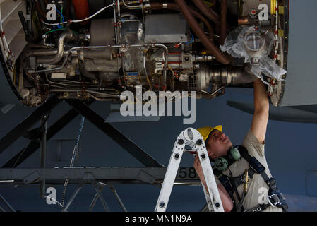 Il personale Sgt. Amos Hard, 721st Manutenzione aeromobili squadrone di propulsione aerospaziale tecnico, lavora sulla sostituzione di parte di un motore su un C-17 Globemaster III a Spangdahlem Air Base, Germania, e il Agosto 9, 2017. Il 726th aria mobilità Squadron ha lavorato con la cinquantaduesima disponibilità logistica Squadron le operazioni del veicolo, 52nd ingegnere civile Squadron sporcizia Boyz e 721st AMXS nel supporto di fissaggio del motore che prende una media di 12 ore per completare l'operazione. (U.S. Air Force photo by Staff Sgt. Jonathan Snyder) Foto Stock