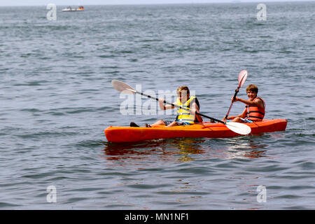 I partecipanti alla Ohio militari Kids Camp Kelleys Island kayak sul lago Erie il Agosto 9, 2017, a Kelleys Island, Ohio. Il giro annuale camp per bambini di servizio militare i membri è un partenariato tra la Ohio State University Extension 4 H della Gioventù programma di sviluppo, l'uso e la Ohio National Guard predisposizione familiare e Guerriero Programma di sostegno. (Ohio Guardia Nazionale foto di Staff Sgt. Michael Carden) Foto Stock