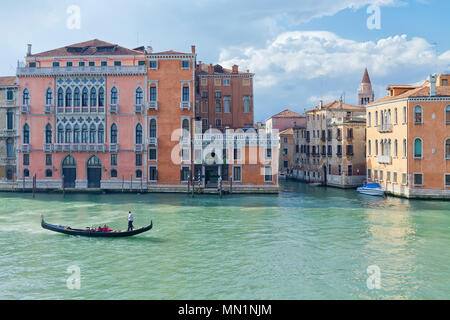 Palazzi sul Canal Grande con la gondola tradizionali. Venezia, Italia Foto Stock