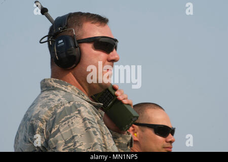 Stati Uniti Air Force Col. Justin Niederer, 821st risposta di emergenza Gruppo, Travis Air Force Base in California, coordina l'arrivo del Col. Chuck Henderson, Comandante della 621st risposta di emergenza parafango, Base comuneGuire-Dix Mc-Lakehurst, al Grant County International Airport, nello Stato di Washington a sostegno della mobilità di esercizio del tutore il 7 agosto 2017. Più di 3.000 aviatori, soldati, marinai, Marines e i partner internazionali fatta convergere su lo stato di Washington a sostegno della mobilità di un tutore. L'esercizio è destinato a testare le capacità di mobilità Forze Aeree per eseguire una rapida mobilità globale missione Foto Stock