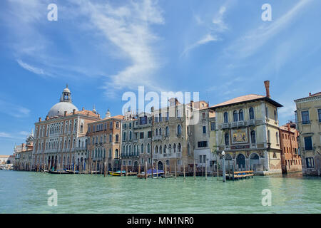 Palazzi sul Canal Grande con i tradizionali gondole. Venezia, Italia Foto Stock