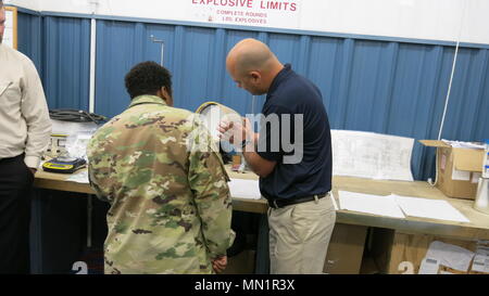 Travis Moore mostra Letterkenny munizioni del Centro antiradiazione avanzato missile radome funzionalità di riparazione per CSM Tomeka O'Neal, giunto di comando di munizioni, mentre Brentley Gamble guarda a. Foto Stock