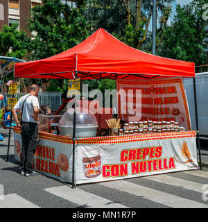 La Nutella deliziose frittelle di coperte per la vendita sul mercato in stallo Milano Foto Stock