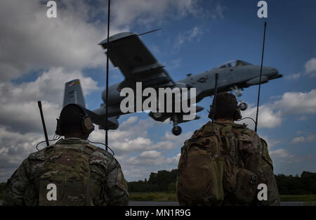 Due controller di combattimento con la 321Tattiche speciali Squadron osservare un A-10 Thunderbolt II di atterraggio su Jägala-Käravete autostrada, 10 agosto, in Jägala, Estonia. Una piccola forza di otto Tattiche speciali combattere controller dal 321STS intervistati a due corsie, deconflicted lo spazio aereo ed esercita il comando e il controllo sul terreno e nell'aria a terra un-10s sull'autostrada. (U.S. Air Force foto di Senior Airman Ryan Conroy) Foto Stock