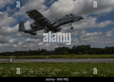 Un A-10 Thunderbolt II con il Maryland Air National Guard il 104th Fighter Squadron inizia a terra su Jägala-Käravete autostrada, 10 agosto, in Jägala, Estonia. Una piccola forza di otto Tattiche speciali combattere controller dal 321Tattiche speciali Squadron intervistati a due corsie, deconflicted lo spazio aereo ed esercita il comando e il controllo sul terreno e nell'aria a terra un-10s sull'autostrada. (U.S. Air Force foto di Senior Airman Ryan Conroy) Foto Stock