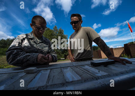 Stati Uniti Air Force Airman 1. Classe Gregg Donley, 86Ingegnere Civile Squadron l'eliminazione degli ordigni esplosivi apprendista, e Senior Airman James Boyce, 86A CES EOD artigiano, creare cariche sagomate con C-4 all'EOD campo di addestramento su Ramstein Air Base, Germania, e il Agosto 9, 2017. La C-4 ha una consistenza simile a creta per modellare che permette di EOD tecnici per creare qualsiasi forma di cui hanno bisogno per ogni lavoro. (U.S. Air Force foto di Senior Airman Devin Boyer) Foto Stock