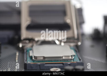 Intel LGA 1151 socket della CPU su scheda madre Computer PC con processore close up Foto Stock