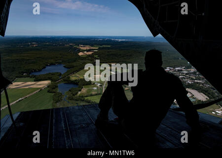 L'esercito italiano Lt. Gilberti Pier Luigi, jump master, guarda fuori dal portellone posteriore di un CH-47 Chinook durante Leapfest, il 6 agosto 2017, nella zona ovest di Kingstown, RI. La Rhode Island National Guard ha ospitato la 34th Annual Event, che è il più grande international static line saltare la concorrenza in tutto il mondo. Team Moody's aviatori rappresentato il solo US sorella-team di servizio e si è guadagnato il secondo posto tra le 70 squadre partecipanti. (U.S. Air Force foto di Airman 1. Classe Daniel Snider) Foto Stock