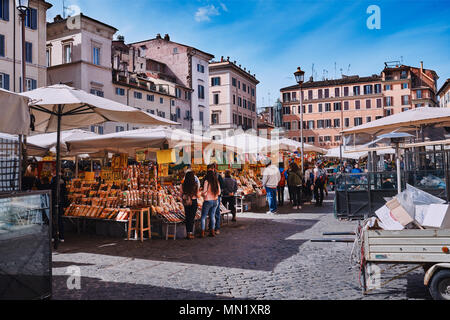 Italia, Roma, 8 marzo/ 2018 outdoor tradizionale mercato alimentare di Campo de Fiori (campi di fiori di) Foto Stock