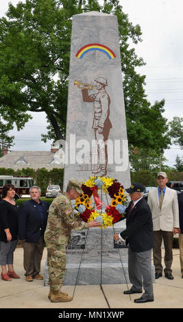 Il Maggiore Generale Steven Ferrari ( a sinistra) il comandante della 42a divisione di fanteria e ritirato il Maggiore Generale Joseph Taluto, direttore della divisione Arcobaleno veterani Foundation, presenti una ghirlanda, durante una cerimonia di divisione di Rainbow's Centennial Sabato, Agosto 12, 2017 a Garden City, N.Y. La cerimonia ha segnato la divisione di concentrazione di Camp Albert Mills qui in agosto e settembre 1017. Lo stato di New York la divisione di militari e gli affari navali foto di New York Guard Capt. Contrassegnare Getman. Foto Stock