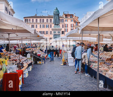 Italia, Roma, 8 marzo/ 2018 outdoor tradizionale mercato alimentare di Campo de Fiori (campi di fiori di) Foto Stock