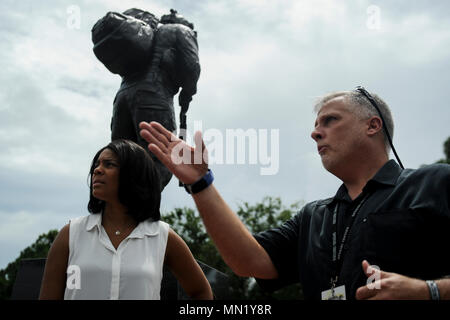 Steven Haggett, xxiv Special Operations Wing capo del protocollo, fornisce informazioni circa le tattiche speciali Memorial a Tonya Wright, sinistra, coniuge di Capo Comandante Sergente della Air Force Kaleth O. Wright, al campo Hurlburt Fla., Agosto 9, 2017. Il memorial è stato svelato ott. 20, 2016 che serve come un fisico touchstone delle tattiche speciali comunità posto nella storia.. (U.S. Air Force foto di Airman 1. Classe Dennis Spagna) Foto Stock