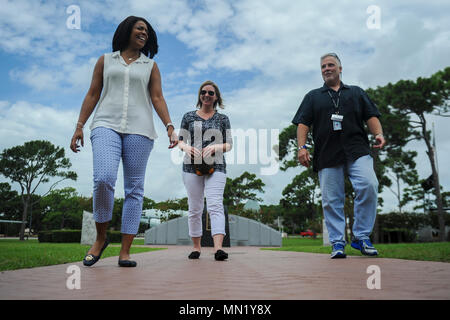 Tonya Wright, sinistra, coniuge di Capo Comandante Sergente della Air Force Kaleth O. Wright, lascia le tattiche speciali memorial al campo Hurlburt Fla., Agosto 9, 2017. Negli ultimi 40 anni solo dieci aviatori hanno ricevuto la Air Force Cross, il servizio della medaglia più alto può conferire per valoroso in combattimento. Otto di questi destinatari sono stati Tattiche speciali avieri. I loro nomi sono incisi in granito del monumento. (U.S. Air Force foto di Airman 1. Classe Dennis Spagna) Foto Stock