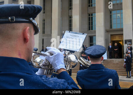 Stati Uniti Avieri con gli Stati Uniti Air Force Band suona nei Paesi Bassi' inno nazionale durante il ministro olandese della difesa Jeanine Hennis-Plasschaert la visita al Pentagono, in Arlington, Virginia, 15 agosto 2017. (U.S. Esercito foto di Zane Ecklund) Foto Stock