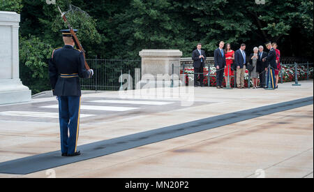 Il vice Segretario della Difesa Pat Shanahan e la sua famiglia visita la tomba del Soldato Sconosciuto durante una visita al Cimitero Nazionale di Arlington in Arlington, Virginia, 14 agosto 2017. (DOD foto di Air Force Tech. Sgt. Brigitte N. Brantley) Foto Stock