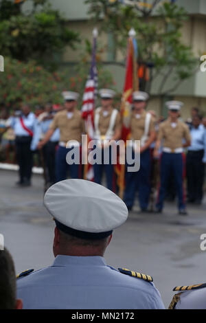 Il cap. Bob Hendrickson, capo della risposta per il Coast Guard quattordicesimo distretto, orologi il Solomon Scout e Coastwatchers Memorial durante il settantacinquesimo anniversario della battaglia di Guadalcanal cerimonie di Honiara, Guadalcanal nelle isole Salomone, 7 Agosto, 2017. Salomone gli scout e Coastwatchers fornito un prezioso sostegno e aiuto agli alleati sforzo durante la Seconda Guerra Mondiale. (U.S. Coast Guard foto di Sottufficiali di 2a classe di Tara Molle/rilasciato) Foto Stock