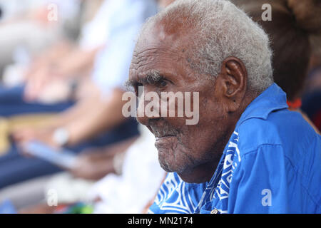 Un 110-anno-vecchio Salomone veterano Scout è mostrato durante il Solomon Scout e Coastwatchers Memorial durante il settantacinquesimo anniversario della battaglia di Guadalcanal cerimonie di Honiara, Guadalcanal nelle isole Salomone, 7 Agosto, 2017. Salomone gli scout e Coastwatchers fornito un prezioso sostegno e aiuto agli alleati sforzo durante la Seconda Guerra Mondiale. (U.S. Coast Guard foto di Sottufficiali di 2a classe di Tara Molle/rilasciato) Foto Stock