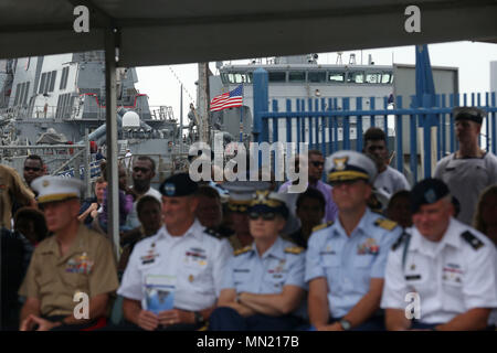 Personale militare degli Stati Uniti e gli ospiti sono mostrati nella parte anteriore del USS Barry (DDG 52) durante il Solomon Scout e Coastwatchers Memorial durante il settantacinquesimo anniversario della battaglia di Guadalcanal cerimonie di Honiara, Guadalcanal nelle isole Salomone, 7 Agosto, 2017. Salomone gli scout e Coastwatchers fornito un prezioso sostegno e aiuto agli alleati sforzo durante la Seconda Guerra Mondiale. (U.S. Coast Guard foto di Sottufficiali di 2a classe di Tara Molle/rilasciato) Foto Stock