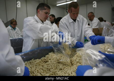 Food Bank of Iowa è un'organizzazione no-profit che serve le comunità di tutto lo stato dell'Iowa. L'immagine d'archivio registra i riservisti della Marina degli Stati Uniti che sostengono un evento di relazioni con la comunità confezionando donazioni di cibo durante la fiera statale dell'Iowa a Des Moines. Foto Stock