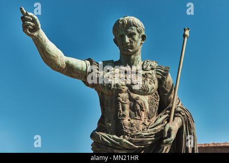 Roma, la statua in bronzo di imperatore Cesare Augusto, Foro di Augusto in background Foto Stock