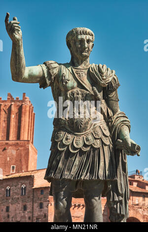 Roma, la statua in bronzo di imperatore Cesare Nervae Traiano, Foro di Cesare Nervae Traiano in background Foto Stock