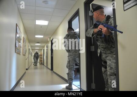 Le forze di sicurezza gli avieri con la 128Air Refuelling Wing, Wisconsin Air National Guard, cancellare un edificio dopo un simulato sparatutto attivo esercizio il Agosto 13, 2017. Il Dipartimento della Difesa ha incaricato l'aumentata formazione per active shooter incidenti tra le forze. (U.S. Air National Guard foto di Senior Airman Morgan R. Lipinski/rilasciato) Foto Stock