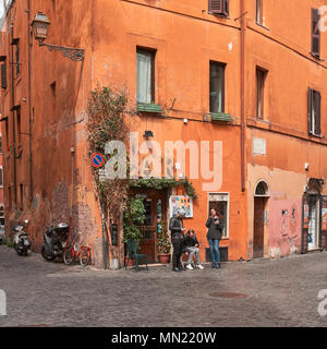 Italia, Roma, 22 Marzo / 2018 Trastevere, piazza con i pub e le tipiche costruzioni Foto Stock