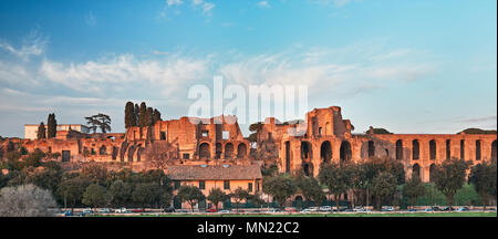 Roma, Domus Severiana e Tempio di Apollo Palatino visto dal Circo Massimo Foto Stock