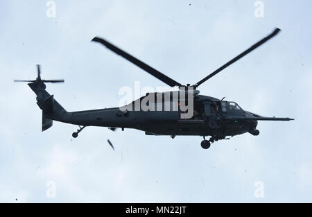 Un U.S. Air Force HH-60G Pave Hawk elicottero da Moody Air Force Base, Ga., alberga generali prima dello sbarco in una zona boschiva vicino a Tyndall Air Force Base Fla., durante la fase di esercizio la furtività custode il Agosto 8, 2017. Il Pave Hawk è un bimotore medio sollevamento azionata in elicottero da combattimento aereo comando, Pacific Air Forces, aria di istruzione e di formazione comando, U.S. Forze aeree in Europa, Air National Guard e Air Force comando Reserve. (U.S. Air Force foto di Senior Airman Solomon Cook/rilasciato) Foto Stock