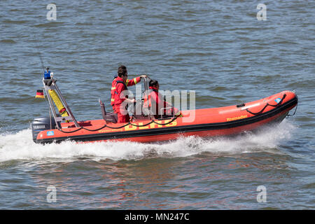 Speedboat RHEINADLER della DLRG sul fiume Reno. La DLRG è il più grande volontario organizzazione salvavita in tutto il mondo. Foto Stock