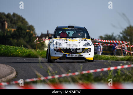 Fred Field driver Josh Davison co racing driver Adam Opel R2 nella chiusa di strada pubblica Corbeau Posti auto da rally Tendring e Clacton, Essex, Regno Unito Foto Stock