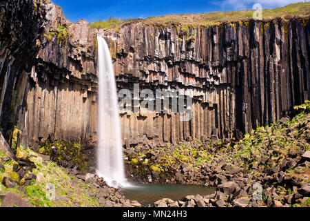 La splendida cascata Svartifoss in Islanda circondato da colonne di basalto. Una lunga esposizione shot. Foto Stock