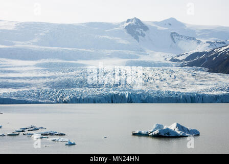 Il ghiacciaio Fjallsarlon laguna in Islanda. Foto Stock