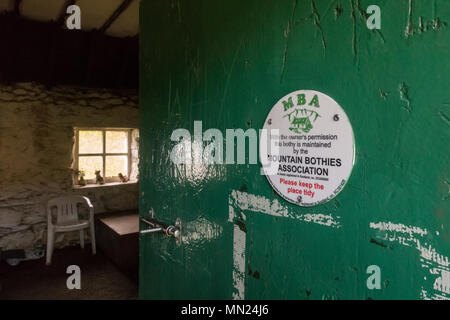 Mountain bothies association (MBA) segno sulla porta aperta di Doune Byre Bothy sul West Highland Way, Loch Lomond Foto Stock