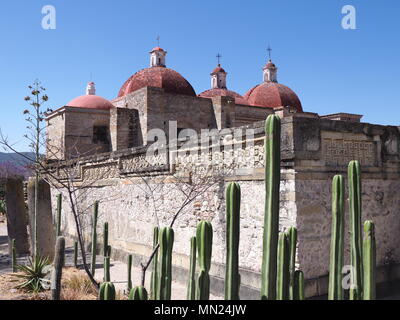 Chiesa di San Pedro in città di Mitla, importante sito archeologico di zapoteco cultura in stato di Oaxaca in Messico paesaggi con cielo blu chiaro nel 2018 Foto Stock