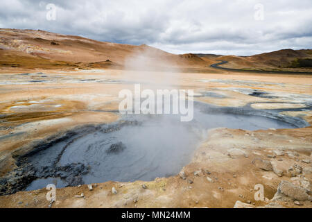 Solfatare e vasi di fango nei pressi di Namaskard mountain pass, Islanda. Foto Stock