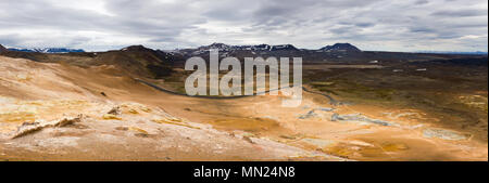 Panoramica sull'solfatare di Namaskard e la strada principale 1 in Islanda. Foto Stock